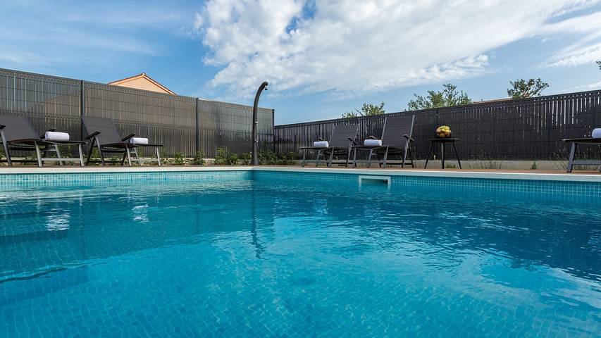 Ferienhaus für 8 Personen, mit Terrasse und Garten sowie Pool in Pakostane