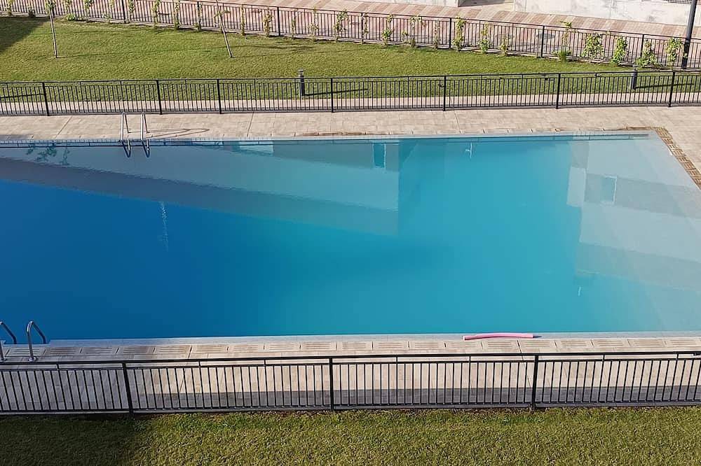 Entire apartment, 3-bedroom apartment with a 100-meter patio featuring a barbecue and a pool in Burgos, Burgos Province