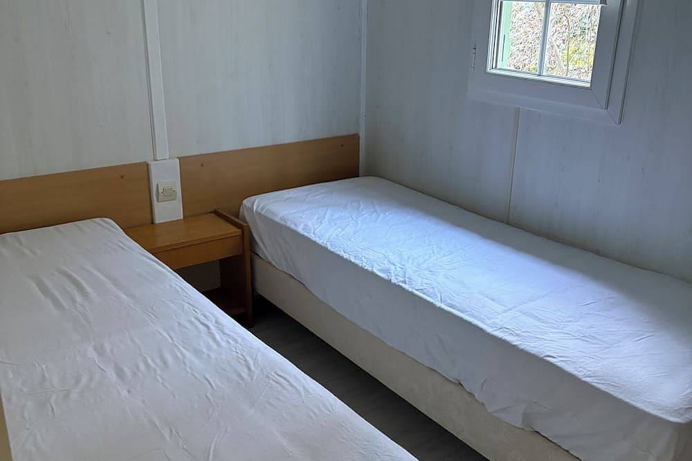 Peaceful 4/5 person chalet ideal for a family holiday with swimming pool in Lissac-sur-Couze, Brive-la-Gaillarde region