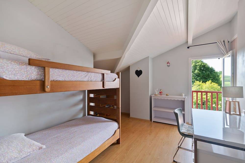 Villa d' Arcangues neo-basque 4*, swimming pool and palm trees 10 minutes from Biarritz in Arcangues, Bayonne region