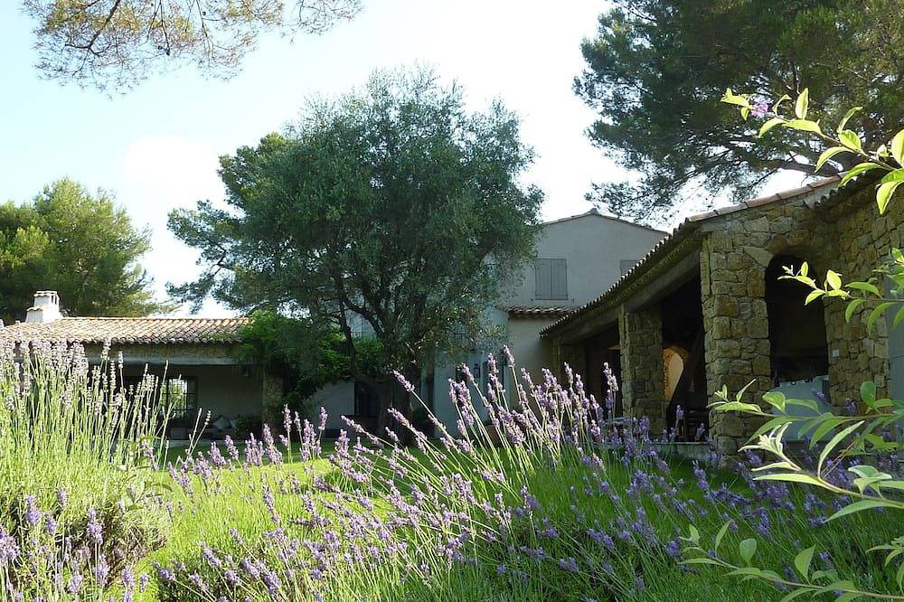 Superbe villa Couëlle dans le domaine de Redon. avec piscine, tennis et grand jardin in Mouans-Sartoux, Côte méditerranéenne (France)