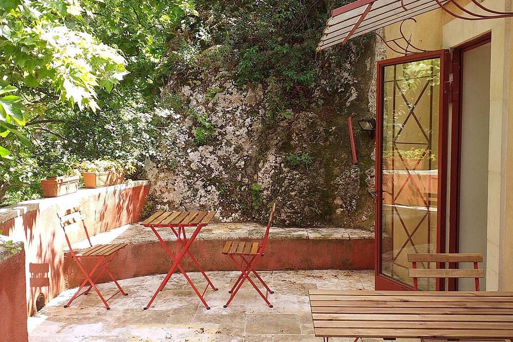 In the heart of Fontaine de Vaucluse, house overlooking the Sorgue river in Fontaine-de-Vaucluse, Vaucluse