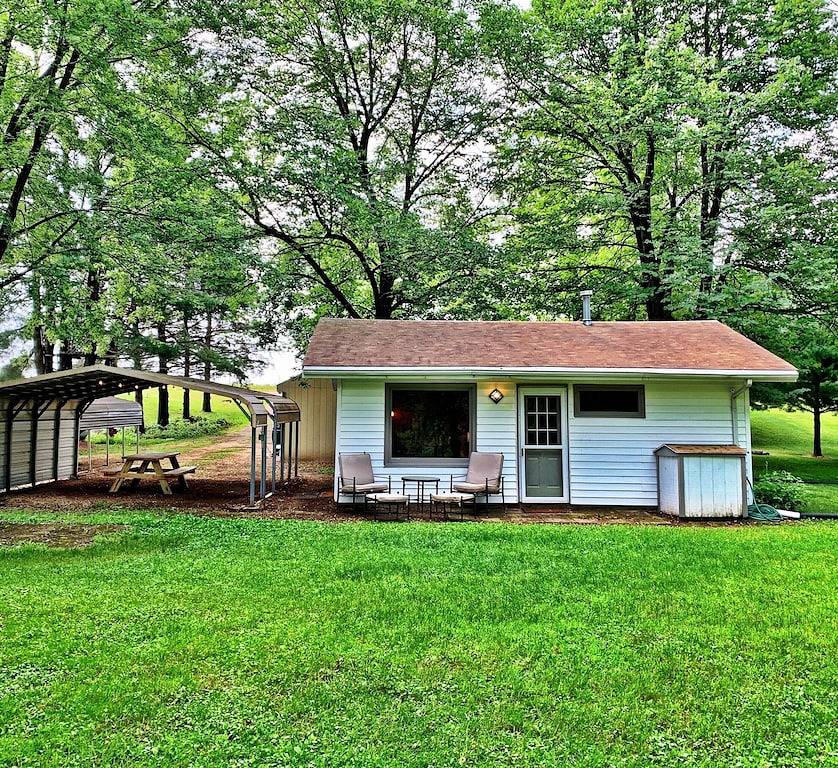 Easton Lake Retreat – Cozy Cottage & Hot Tub in Adams County (WI)