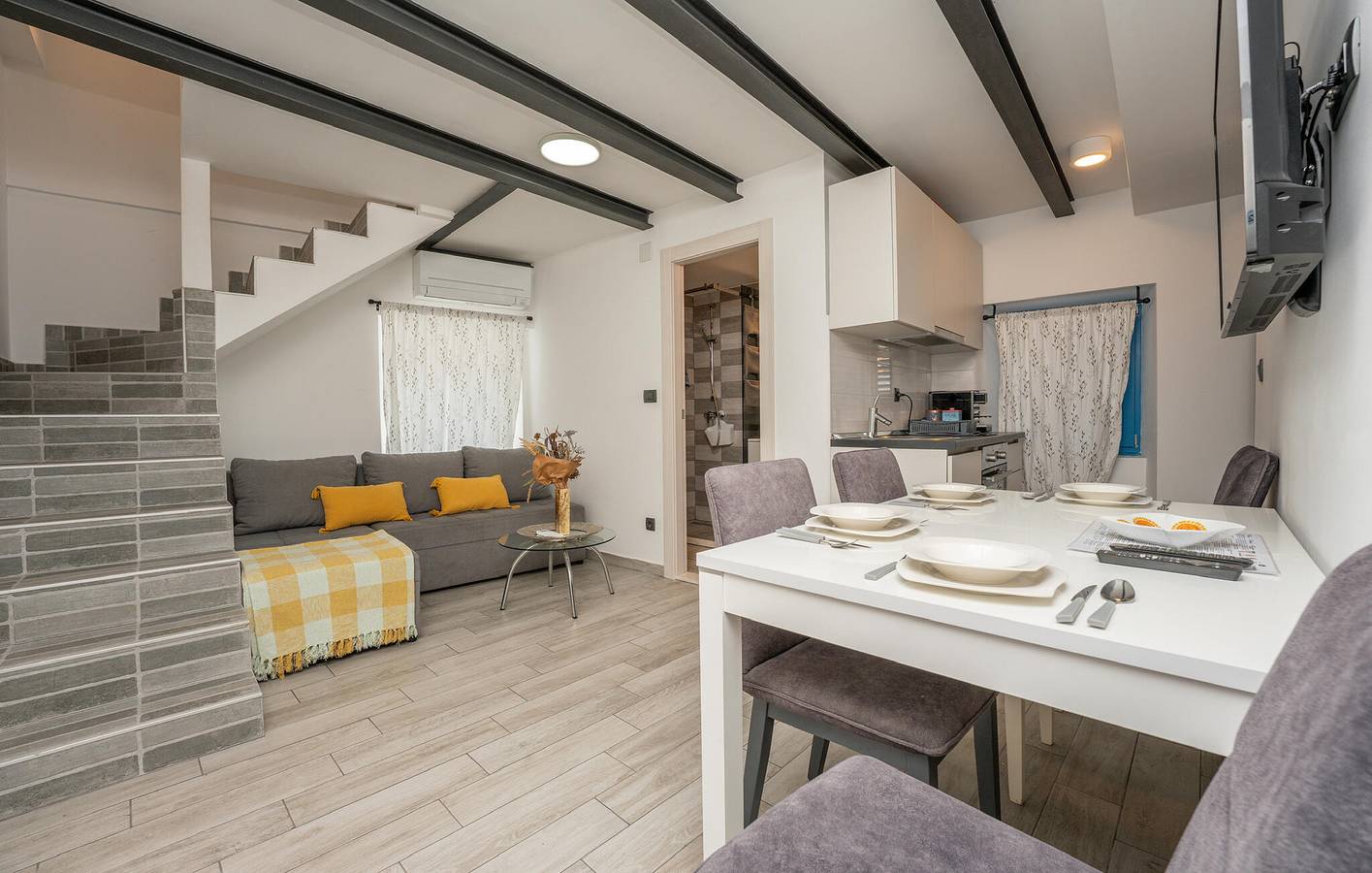 Ganze Ferienwohnung, Gemütliche 1-Zimmer-Wohnung mit Klimaanlage, WLAN und 700 m zum Strand in Biograd na Moru, Zadar