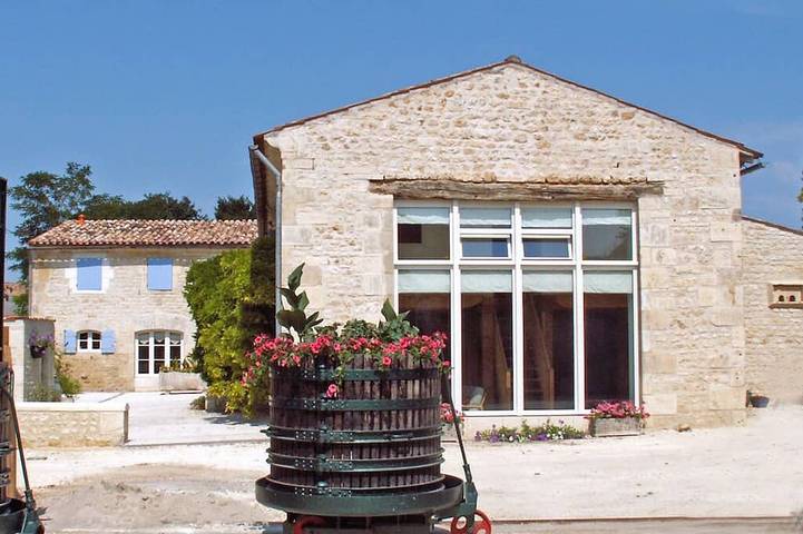 Location de vacances pour 6 personnes, avec jardin et piscine à Saint-Palais-de-Phiolin
