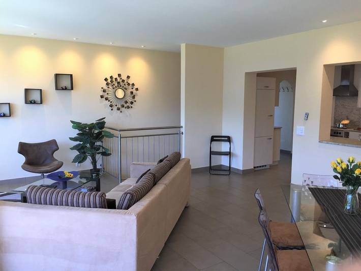 Ganze Wohnung, Wohnung an toller Aussichtslage mit grosser Terrasse und Garten. in Orselina, Tessiner Alpen
