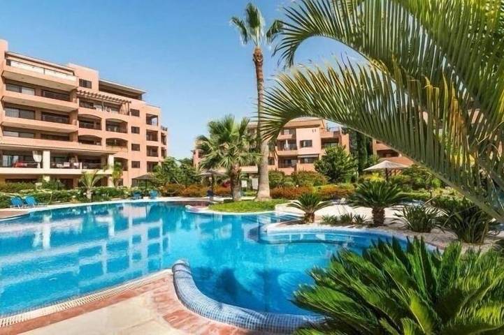 Vacation rental for 4 people, with pool and hot tub in Cyprus
