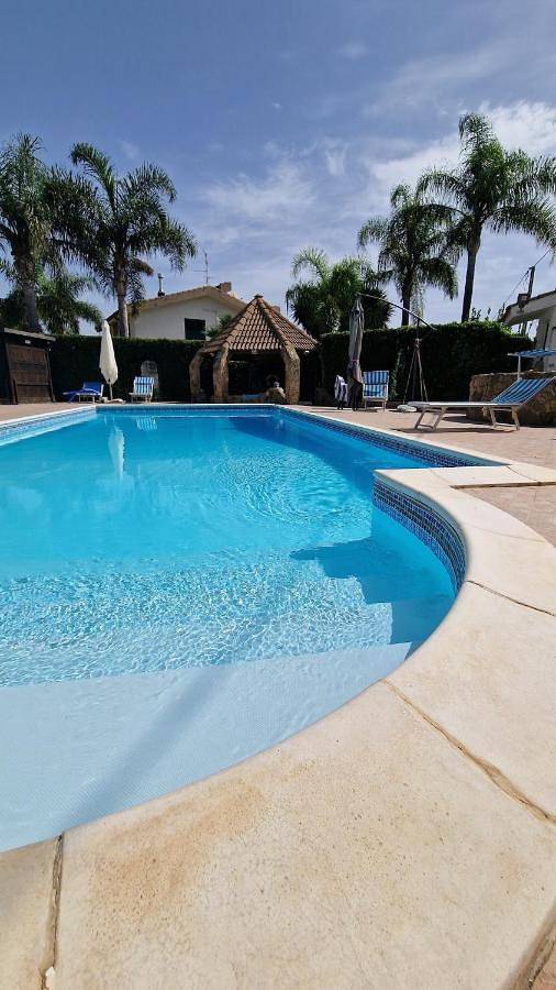 Villa per 10 persone, con Balcone e Terrazza nonché Giardino e Piscina a Costa Saracena