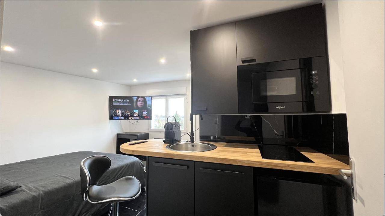 Appartement entier, Bella vita - Studio tout équipé - Tv Netflix - centre ville 100m- Gare 50m - Basilique 200m in Lisieux, Région de Lisieux