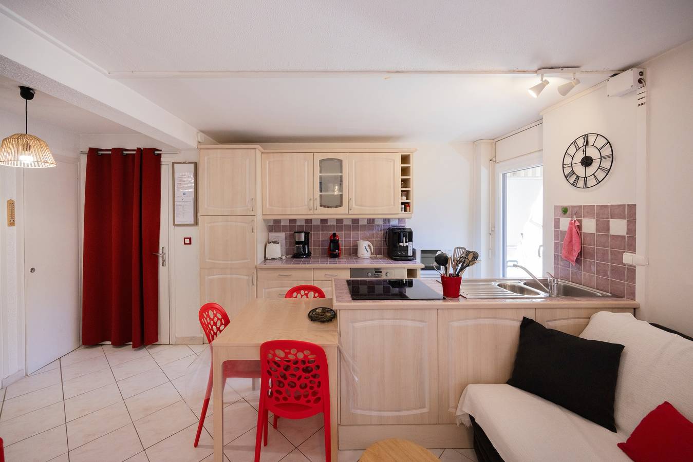 Entire studio, Studio Montcalm with Shared Pool, Wi-Fi, and Parking in Aix-les-Bains, Chambéry region