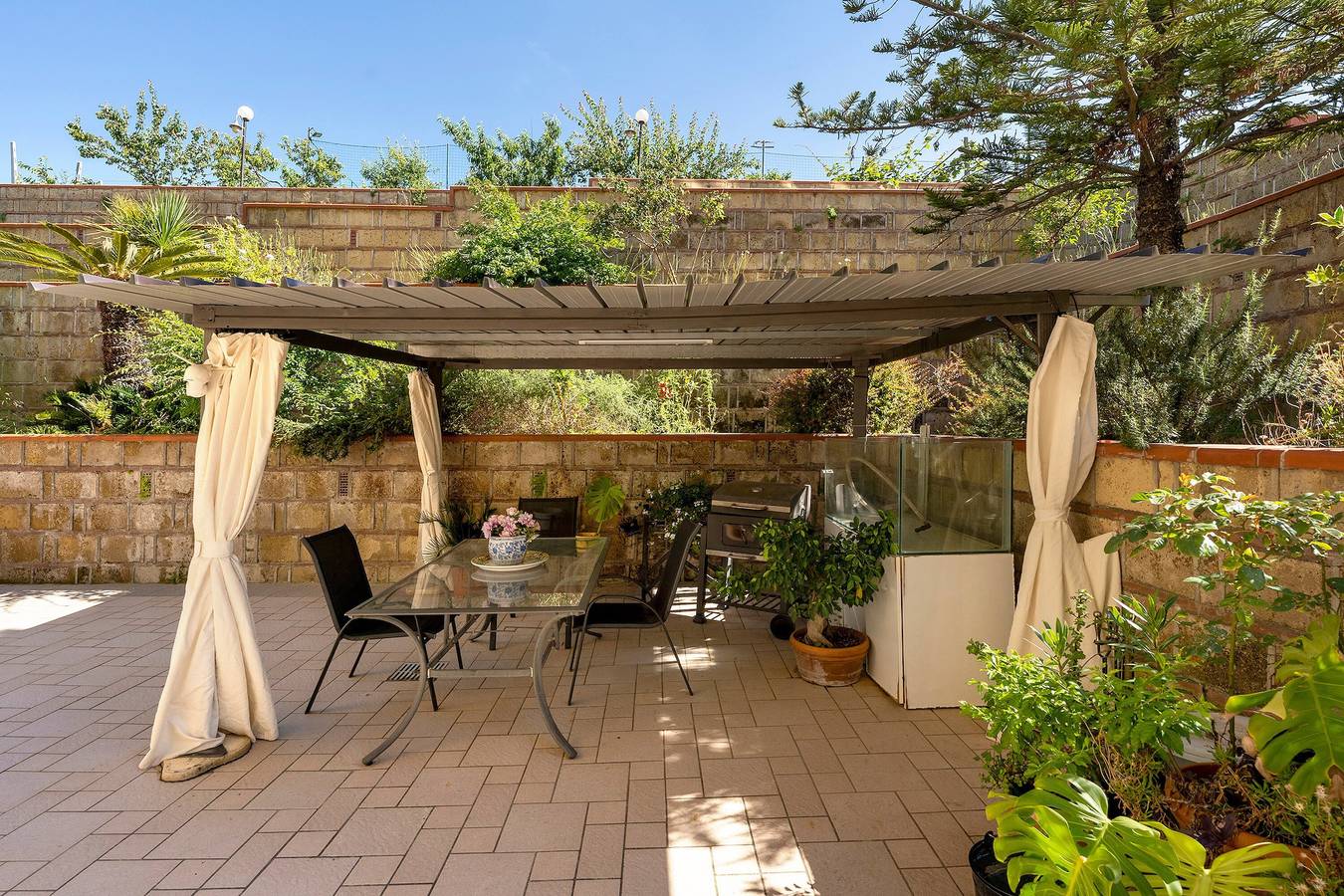 Entire apartment, Suite Ermosa: Independent Apartment in Villa with Private Garden, Wi-Fi & Air Conditioning in Pozzuoli, Naples Province