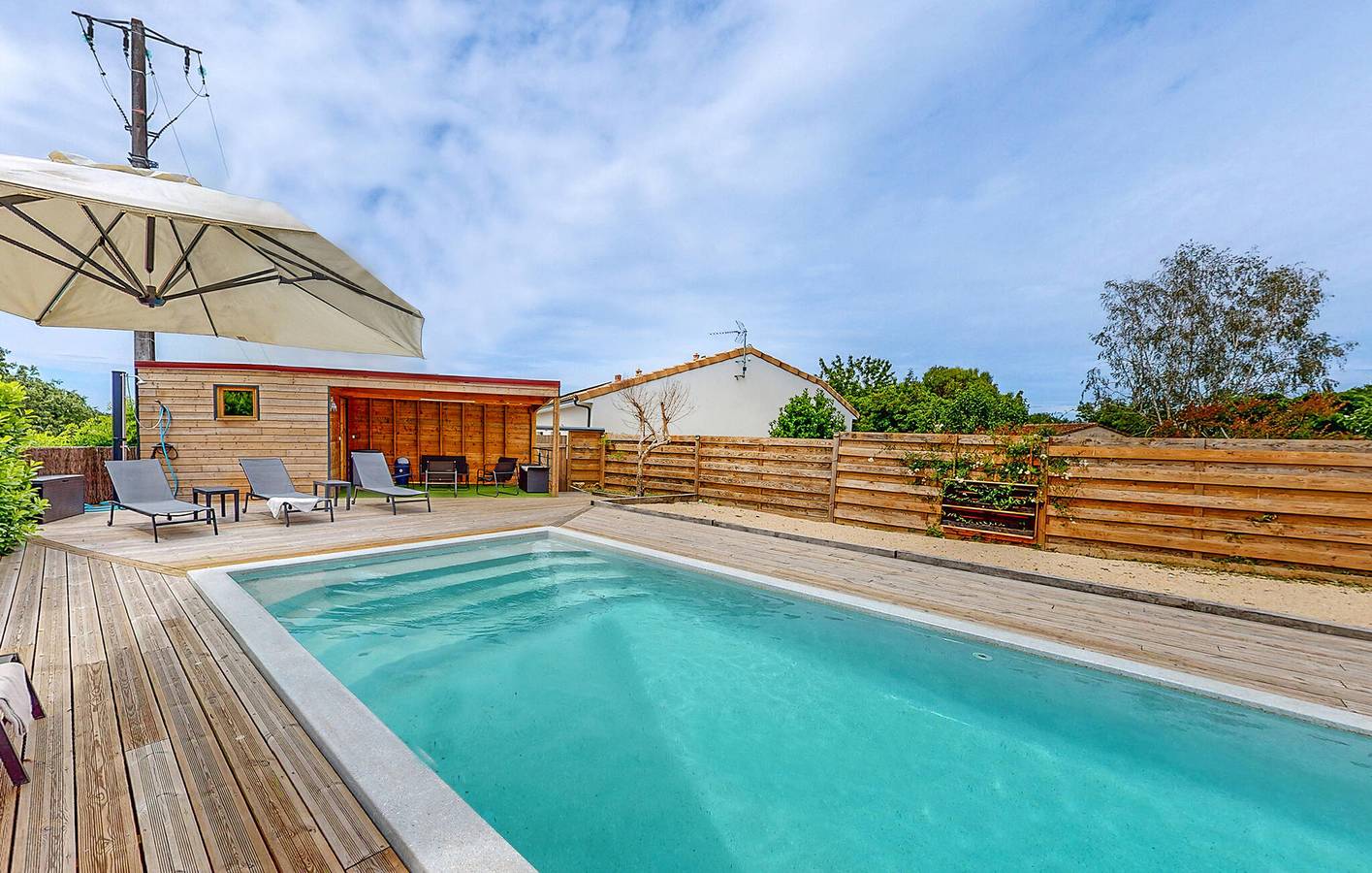 Appartement confortable avec piscine et parking, à 300 m de Prayssas in Prayssas, Quercy