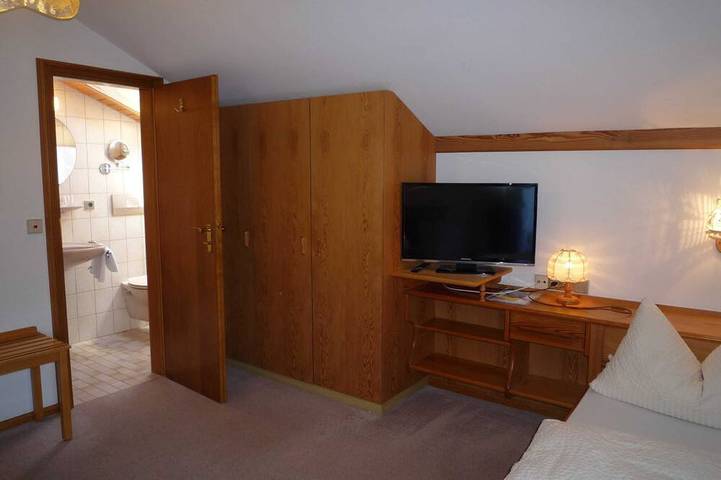 Single apartment no. 9, 2nd floor, east-facing balcony - Gästehaus Johanna in Bad Wiessee, Alpes bavaroises