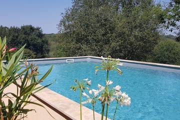 Gîte pour 10 personnes, avec piscine ainsi que jardin et terrasse à Bourrou