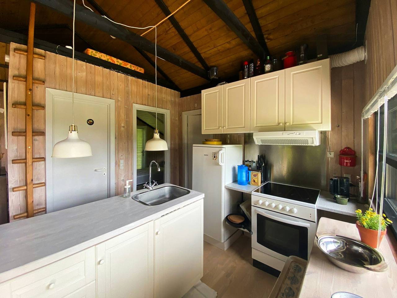 Schwarzes Holzferienhaus in der Nähe von Wald und Strand in Melby, Hovedstaden