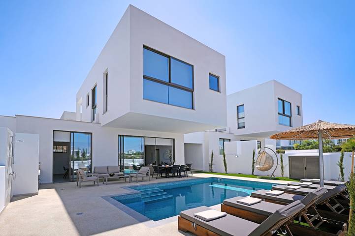 Villa for 6 people, with garden and pool as well as balcony in Protaras