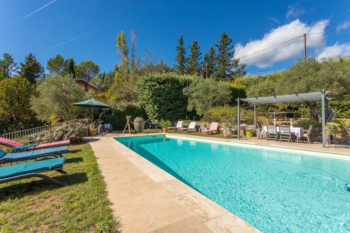 Geheel appartement, Appartement 'Les Tarentes' met uitzicht op de bergen, gedeeld zwembad en wifi in Cotignac, Brignoles region