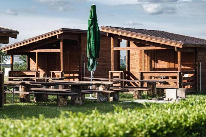Ferienhaus für 4 Personen, mit Whirlpool und Terrasse sowie Pool und Sauna in Bratislava