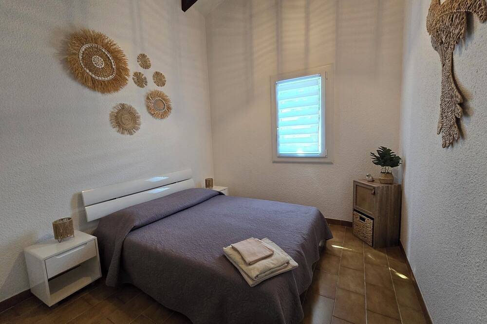 Santa Giulia mini Villa superb sea-view terrace, 400 m from beach. in Santa Giulia, Porto-Vecchio