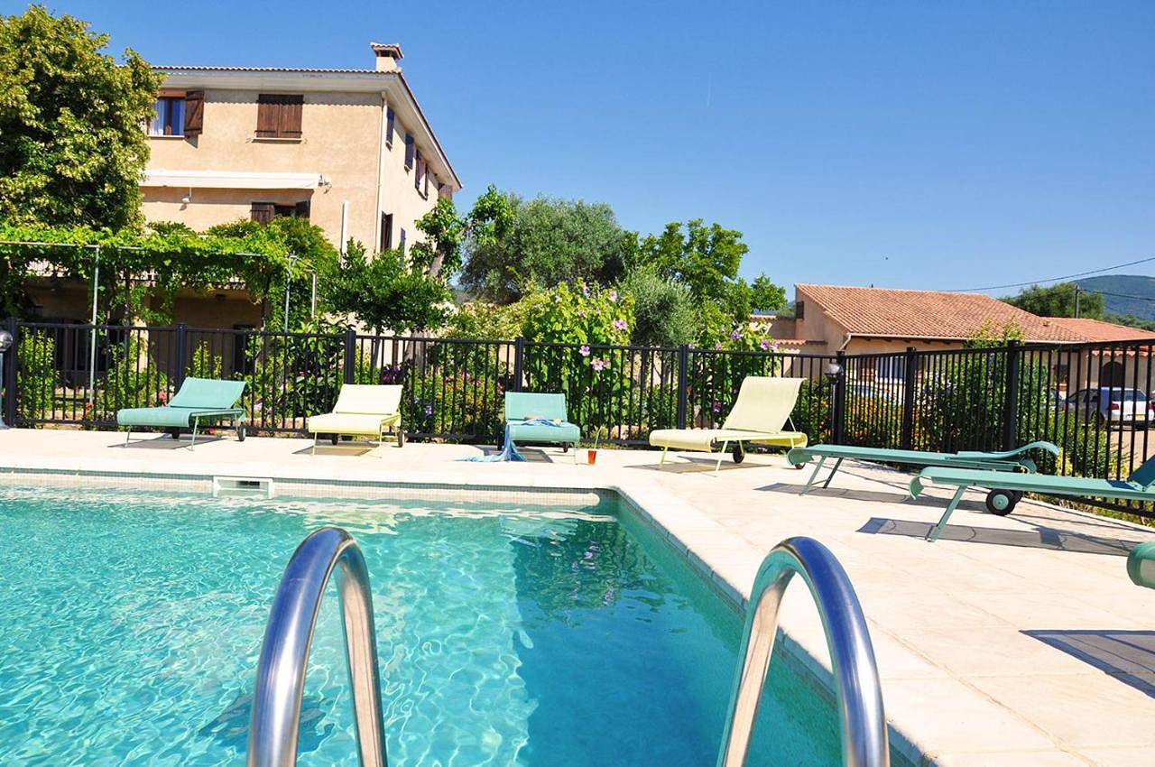 Appartement entier, Studio Apartment in Serra-di-Ferro, Région d'Ajaccio