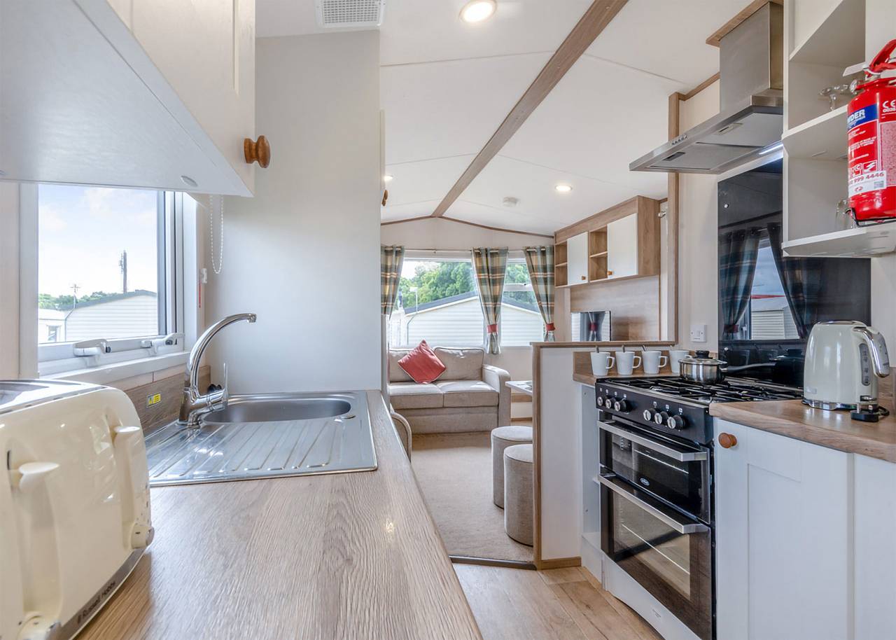 Bronze Caravan with parking 2 bed slp 4 in Cornwall