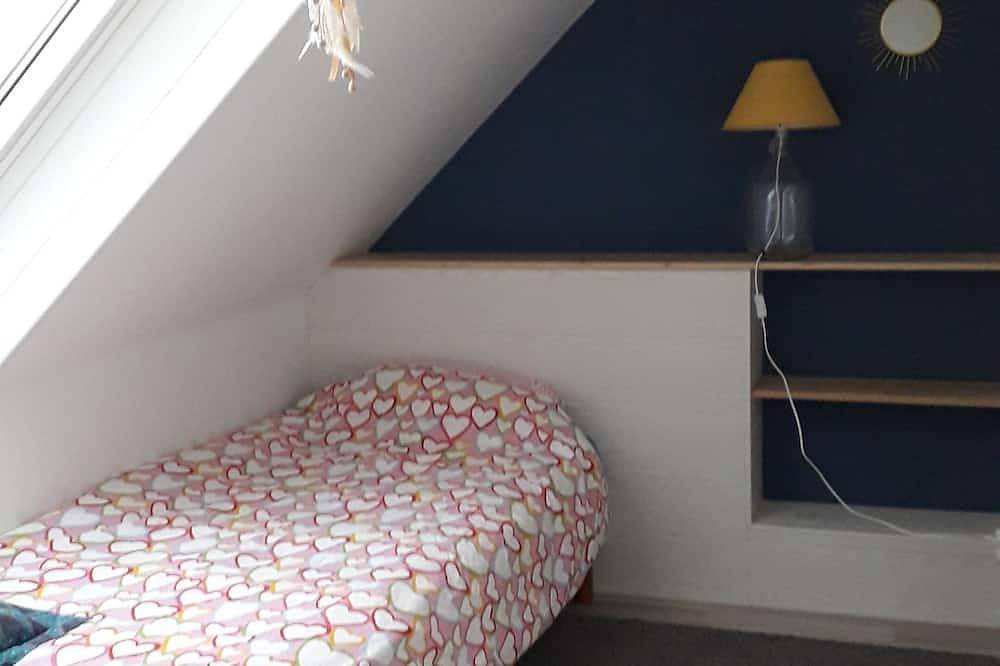 5 minutes from the beach, neo-Bretonne house with large enclosed garden. in Plouguerneau, Brest region