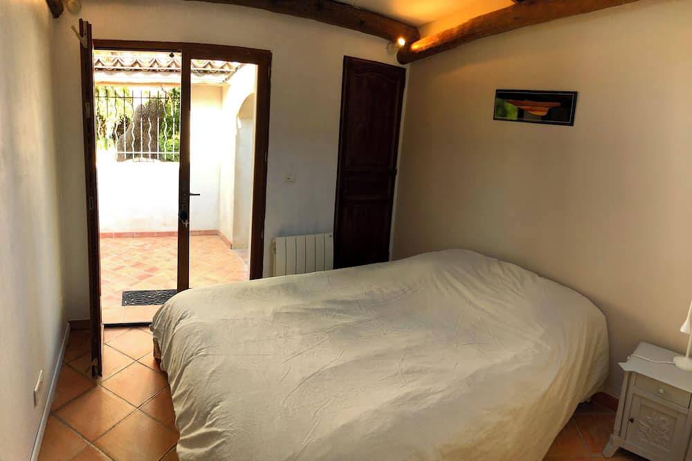 Property with swimming pool, garden and sports field. in Marseille, Marseille und Umgebung