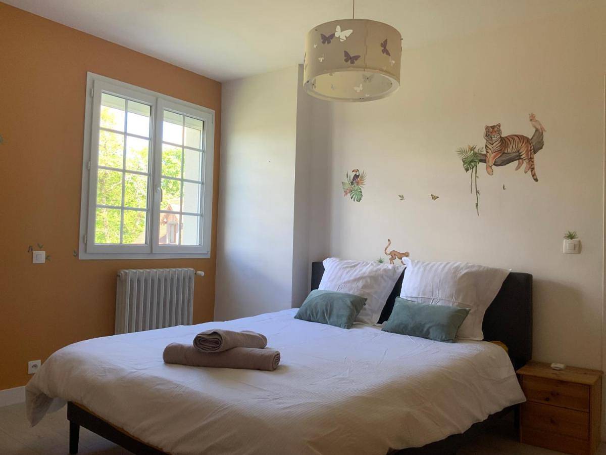 Five-Bedroom House in Huisseau-sur-Cosson, Région de Blois