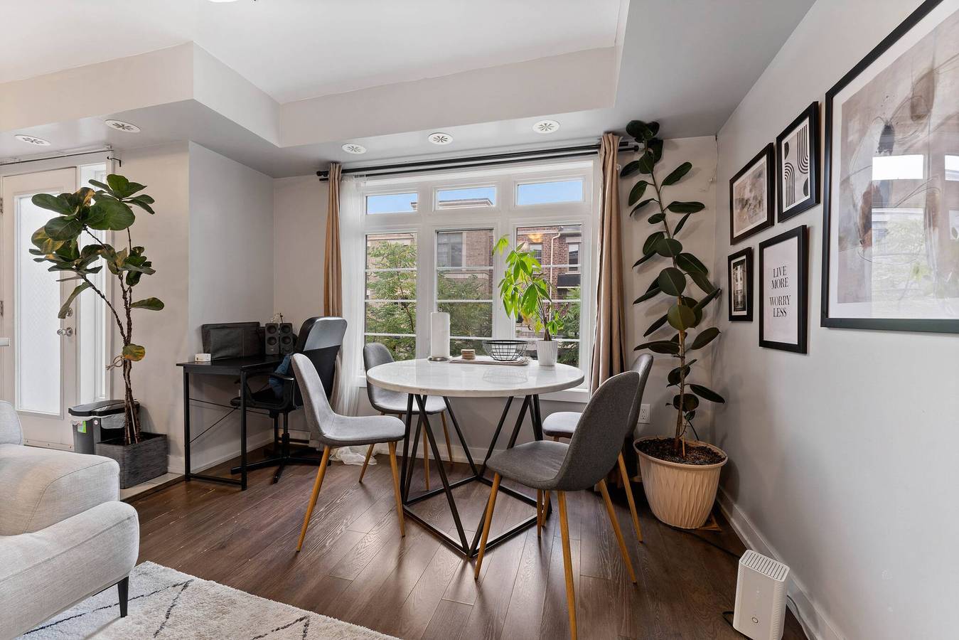 Apartamento entero, Espaciosa escapada a Toronto de 2 pisos y 2 dormitorios con estacionamiento in North York, Toronto