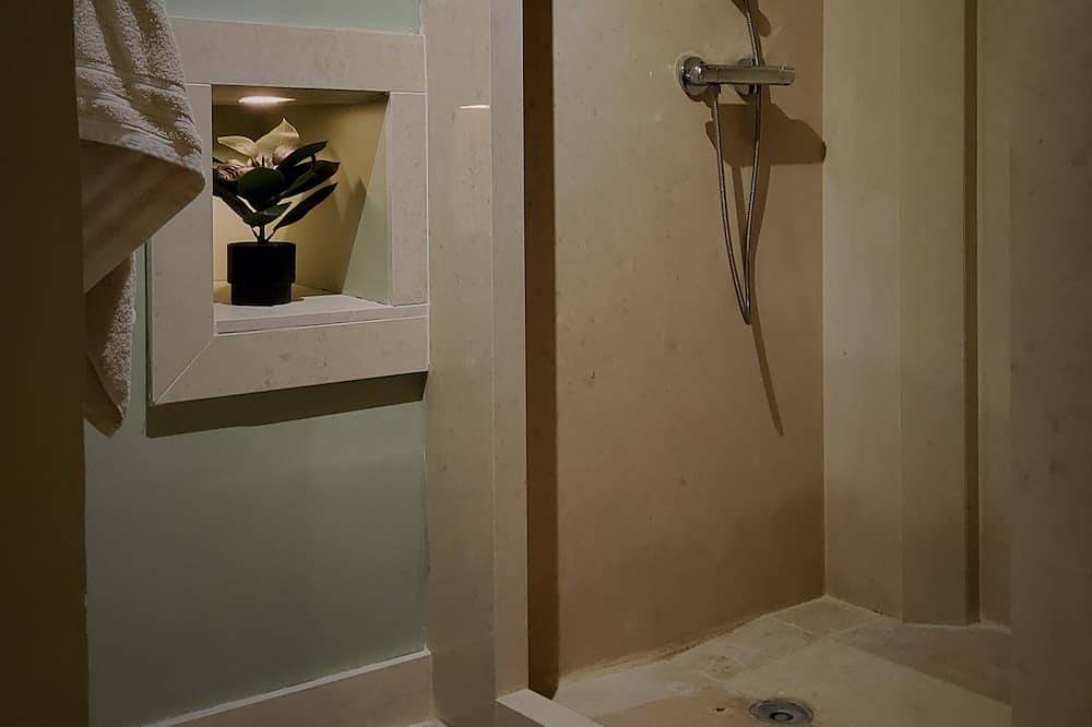 Appartement entier, Spa Privé & Patio de charme (Proche Avignon & Vignobles) in Roquemaure, Région de Nîmes