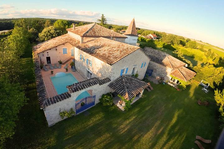 Gîte pour 6 personnes, avec jacuzzi et jardin ainsi que piscine et sauna