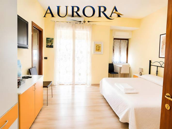 Lumora B&B - Aurora Triple Room with Balcony, Wi-Fi, and Air Conditioning in Crotone, Crotone Province