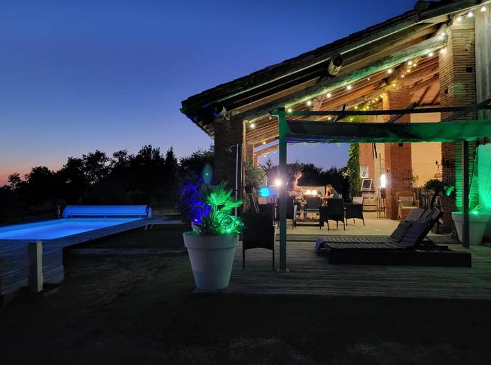 Gîte pour 10 personnes, avec terrasse ainsi que piscine et jardin