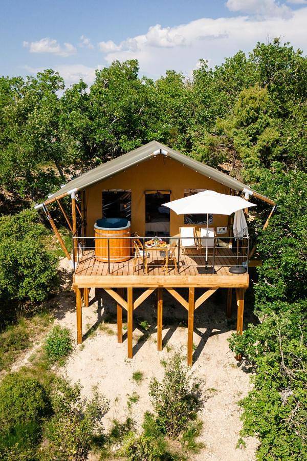 Tente pour 2 personnes, avec Balcon et Terrasse ainsi que Jacuzzi et Jardin