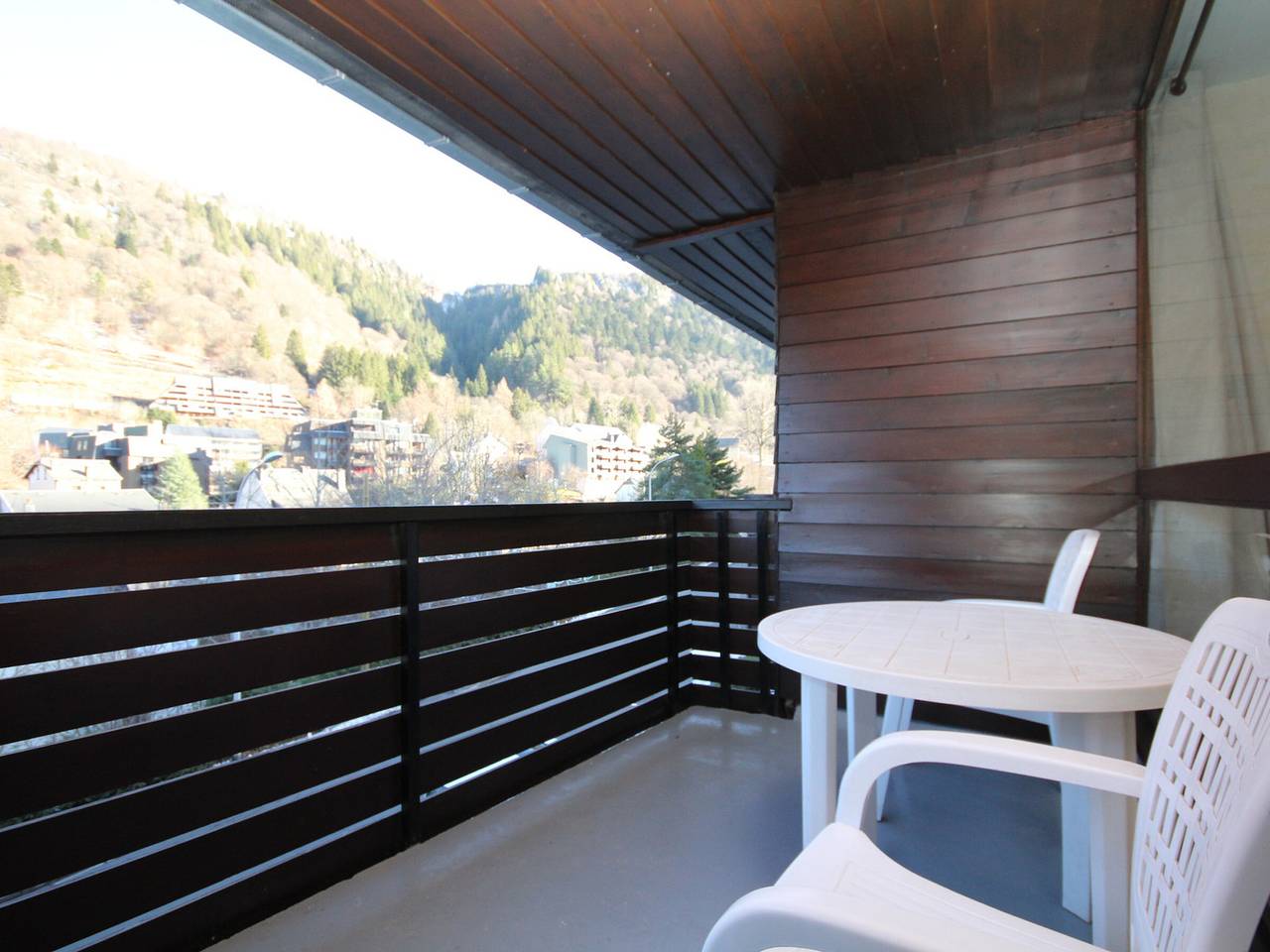 Entire apartment, Mont-Dore: 4Br Duplex with Balcony, Garage, and Wi-Fi in Mont-Dore, Volcans d'Auvergne Regional Nature Park