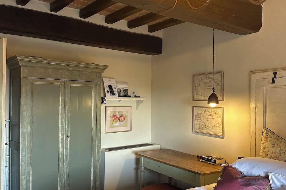 Apartamento entero, Stunning 1-Bedroom Penthouse with Panoramic Views, Wifi & Ac in Enchanting Todi in Todi, Provincia de Perugia