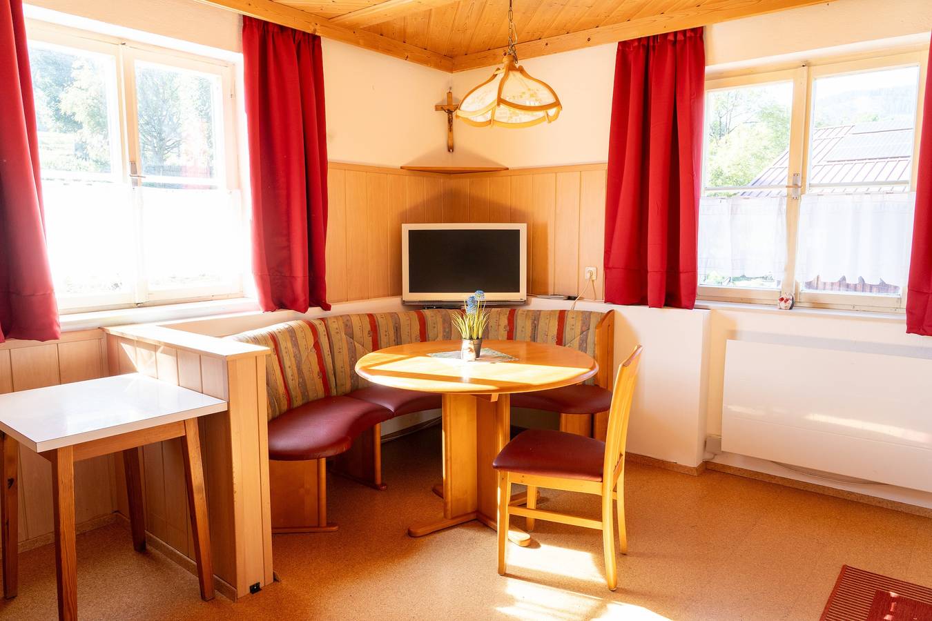 Ganze Wohnung, Knollgut Ferienwohnung "Buchberg" mit Bergblick, Gemeinschaftsterrasse und Wlan in Goldegg, Ski Amadé