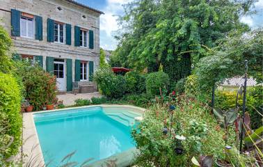 Gîte pour 10 personnes, avec piscine ainsi que jardin et terrasse à Pessac-sur-Dordogne