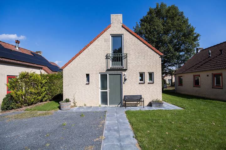 Vakantiepark voor 6 personen, with Balkon/Terras and Terras as well as Tuin and Zwembad in Rhenen