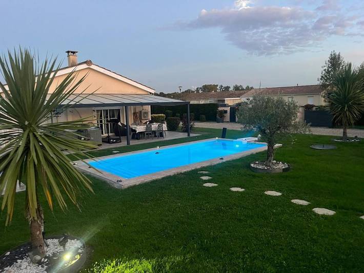 Villa pour 9 personnes, avec piscine et terrasse ainsi que vue et jardin