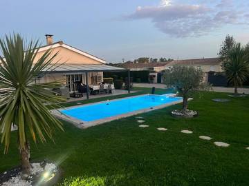 Cottage pour 9 personnes, avec jardin et terrasse ainsi que vue et piscine à Teuillac