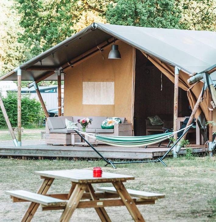 Camping voor 6 personen, with zwembad and terras as well as kinderzwembad and tuin in Twente