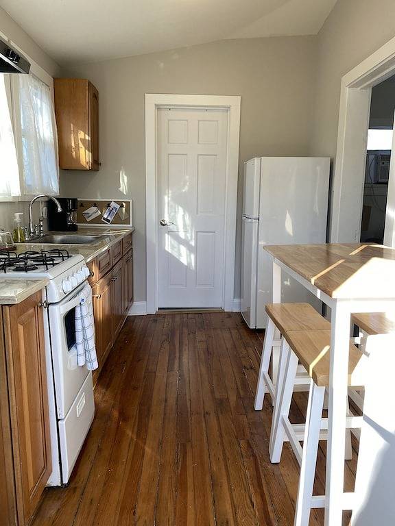 Cozy cottage on iconic tree lined Washington Street in Cape May, Cape May County