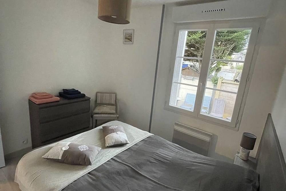 Apartamento entero, Apartment 150 m from the beach with large terrace and enclosed garden. in Barneville-Carteret, Côte de la Déroute