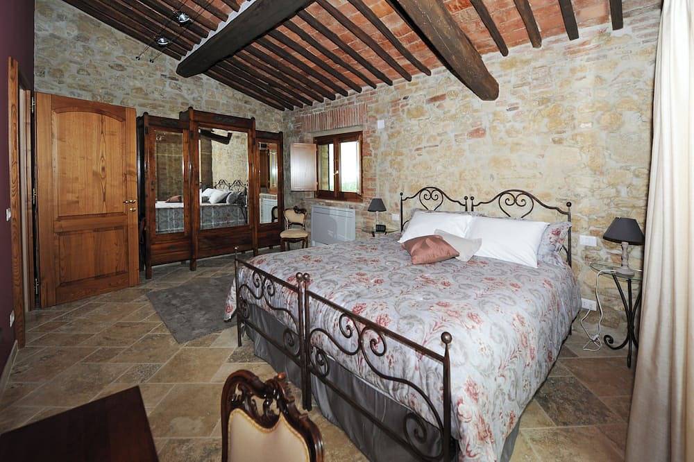 Beautiful 5-Bedroom Villa - Walk to Montepulciano w/Pool, Jacuzzi & Fitness Room in Montepulciano, Siena e dintorni