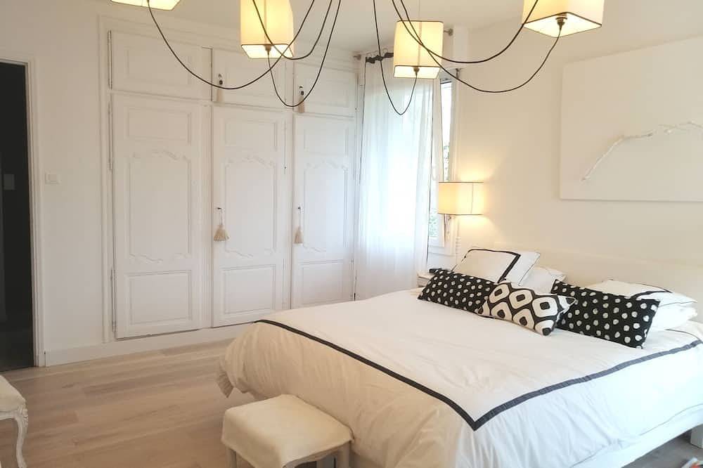 Contemporary villa about 220m2 swimming pool in Avignon, Vaucluse