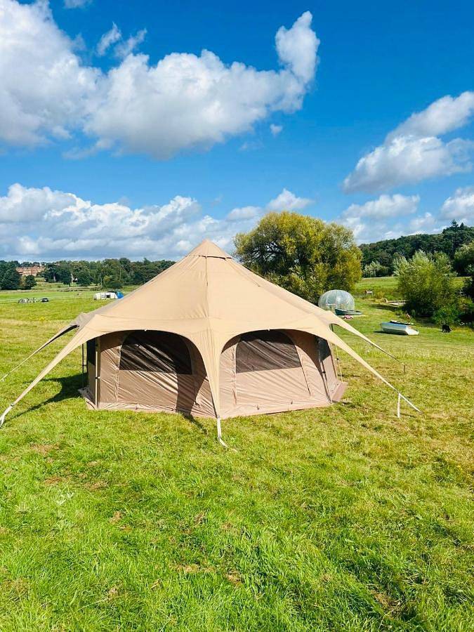 Glamping for 4 people, with terrace and lake view as well as view in Hertfordshire