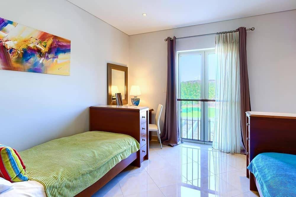 Villa 141 Rio - Cinq Chambres Villa, Couchages 10 in Kouklia Pafou, Chypre du Sud