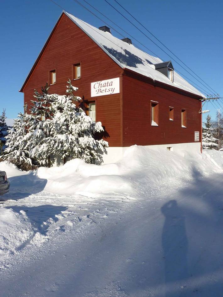 Ferienhaus Betsy mit Kamin gleich hinter dem Grenzübergang in Loučná pod Klínovcem, Keilberg