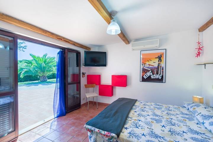 Appartamento intero, Appartamento di charme "Bilocale in Villa Elba" vicino alla spiaggia con terrazza e giardino in Marina di Campo, Campo nell'Elba